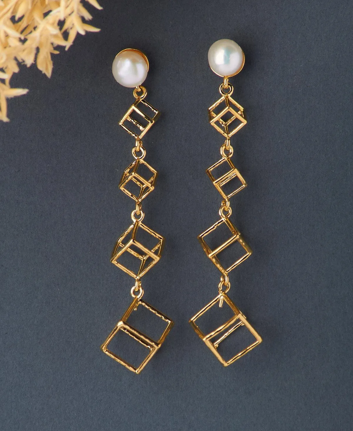 Fashionable Pearl Hanging Earring